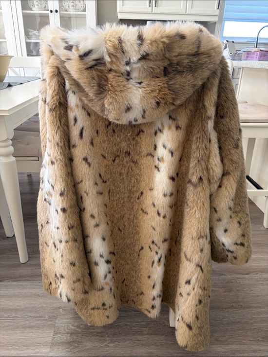 Jackets & Blazers - Old money luxury Faux Fur Hooded Coat in Spotted Tan reversible